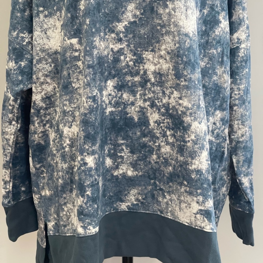 LuLaRoe 2XL Blue and White‎ Tie-Dye Sweatshirt 618 - Picture 3 of 8